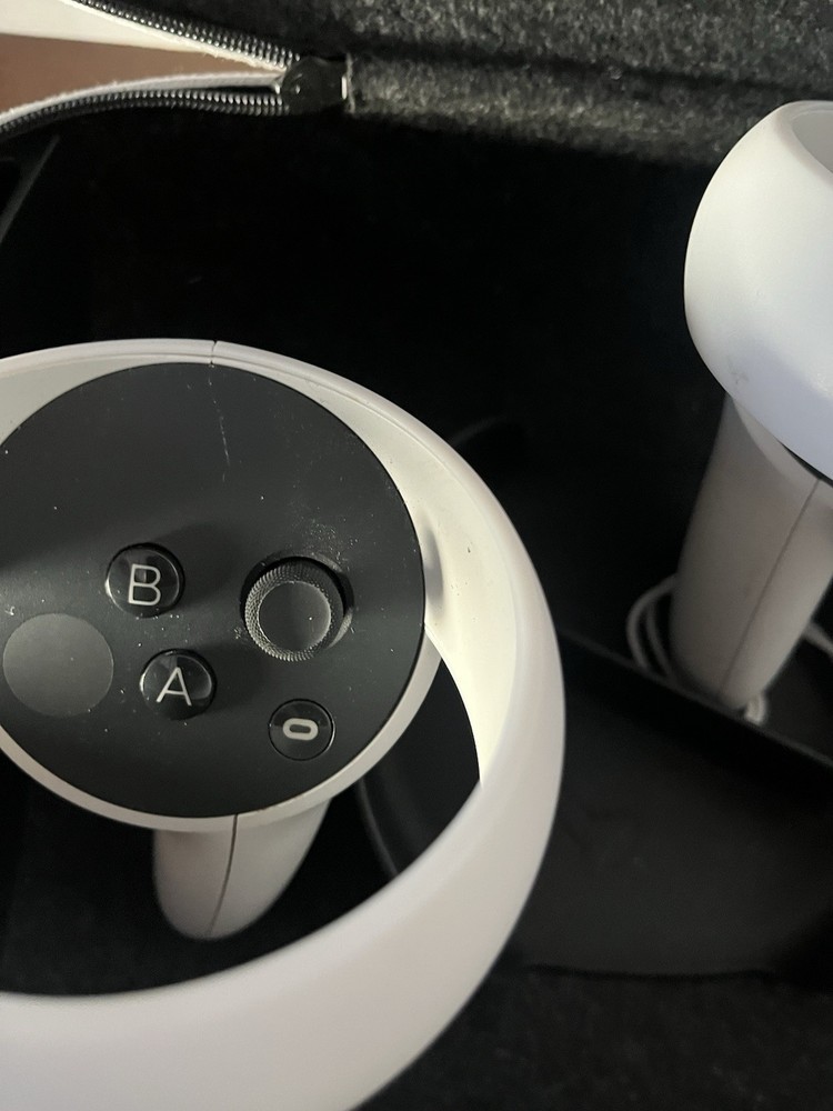Meta Oculus Quest VR Controllers Left & Right W/case Powers On /No Further Testi