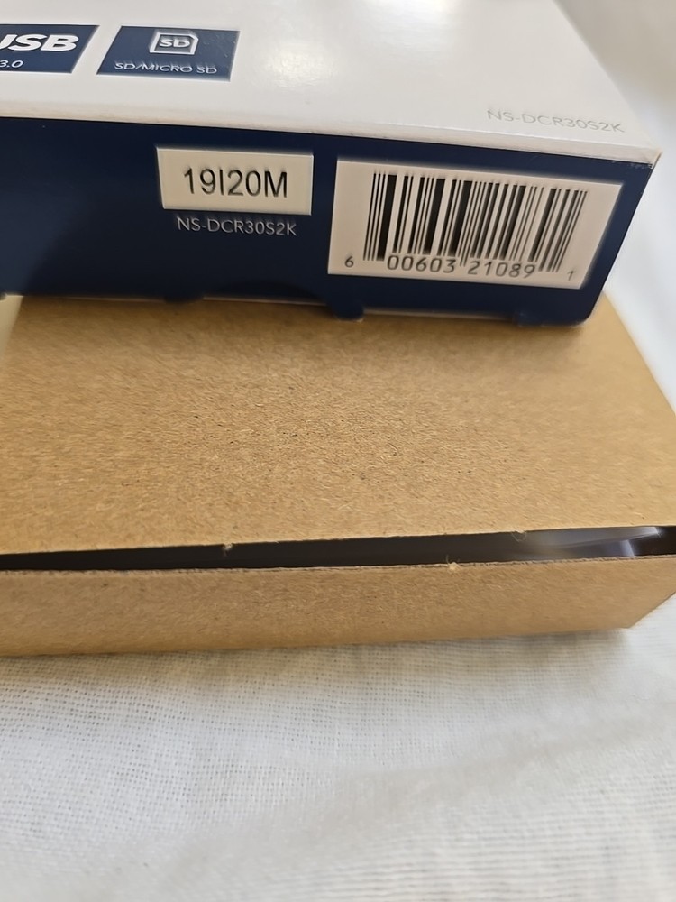 Insignia- USB 3.0 Memory Card Reader - NS-DCR30S2K