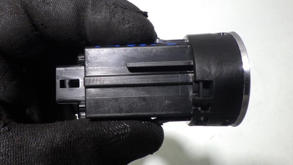 17 TOYOTA PRIUS Ignition W/Key
