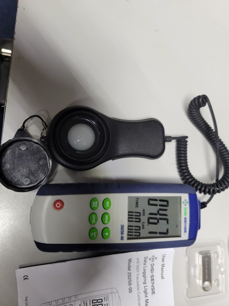 Digi-Sense 20250-00 Data Logging Light Meter works great!