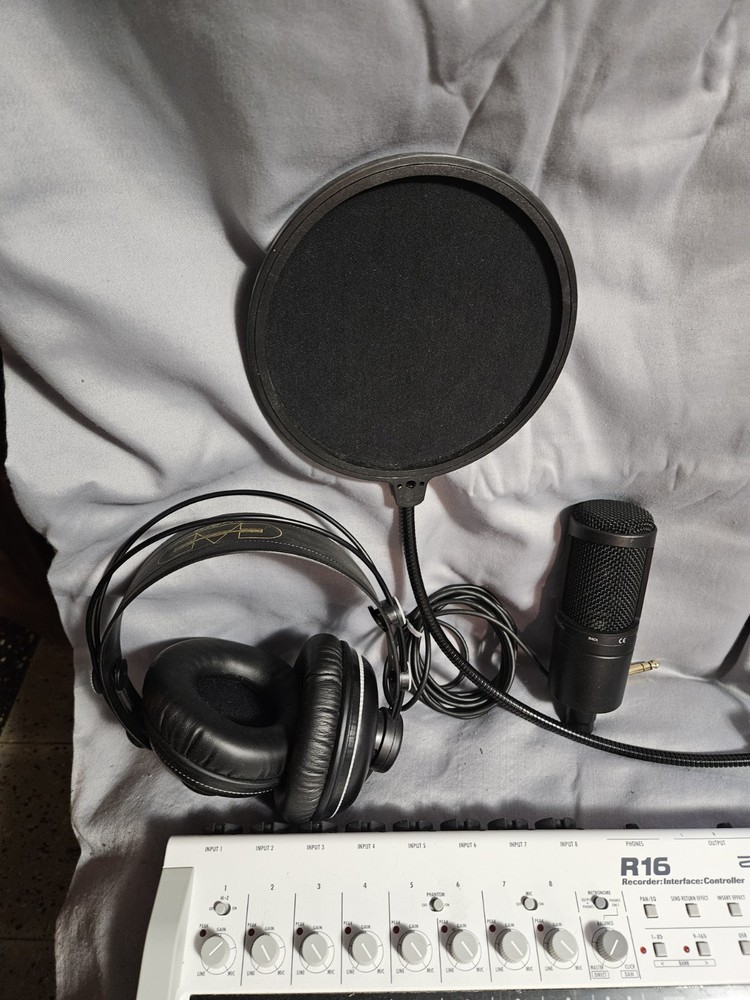 Zoom R16 Digital Recorder Interface Controller w/ Headphones, Microphone