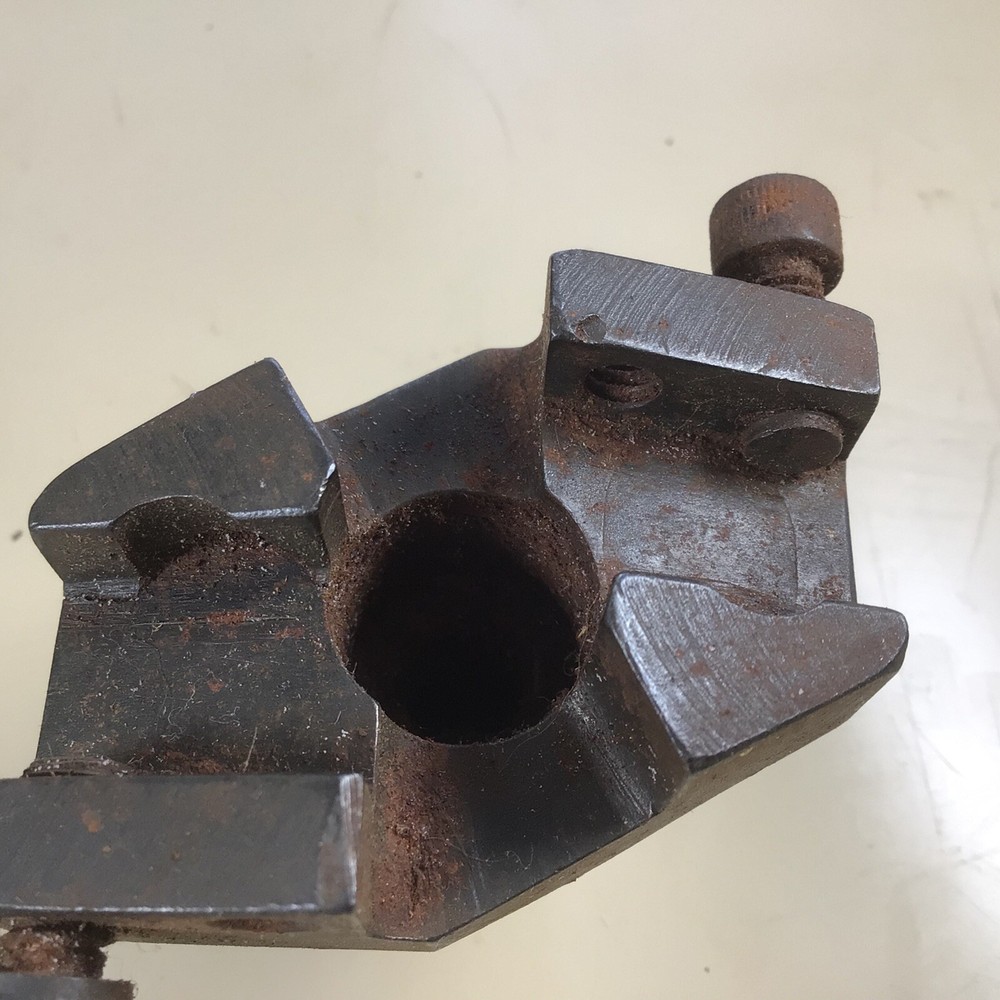 One BROWN & SHARPE TOOL HOLDERS 5/8" SHAANKS #60-100, cracked