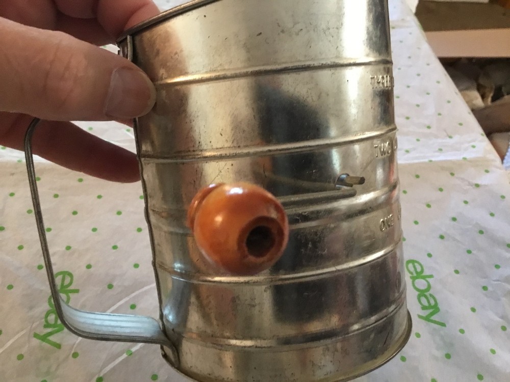 Hand crank 3 cup sifter