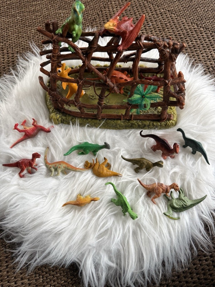 dinosaur Cave With Dinosaurs Set