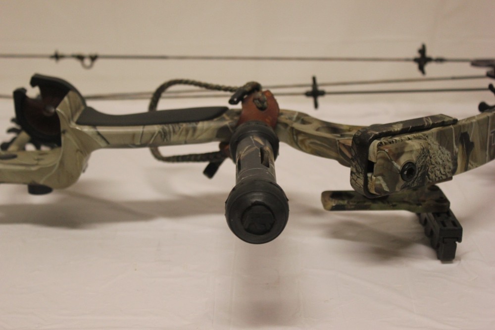 Bowtech Tomkat RH Compound Bow 70 LBS Camo