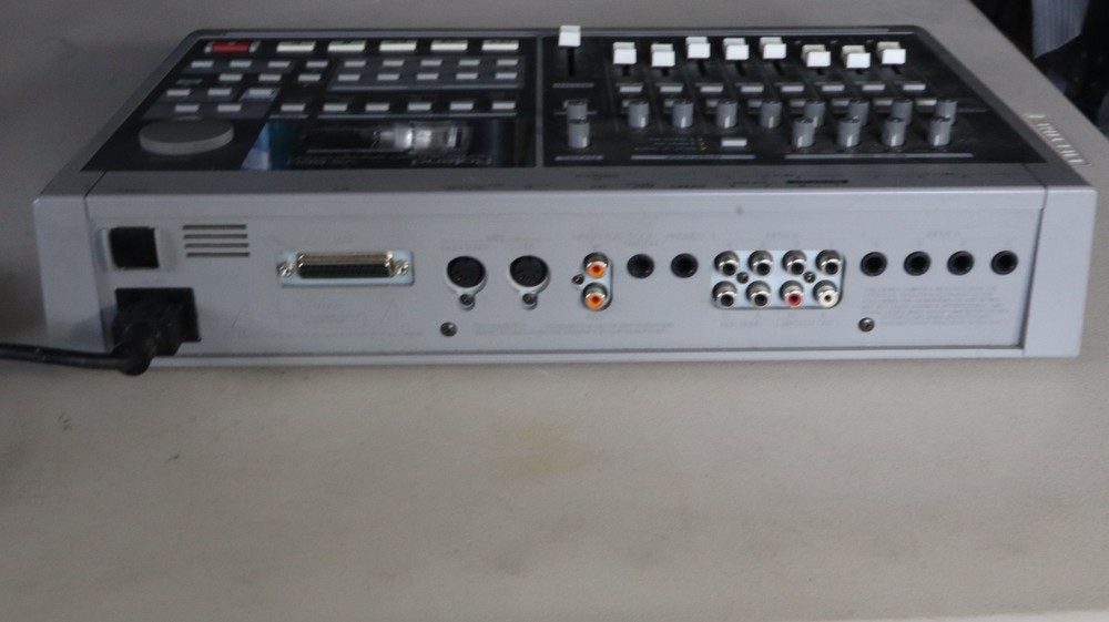 Roland VS-880 VXpanded Digital Studio Workstation Powers up UNTESTED N