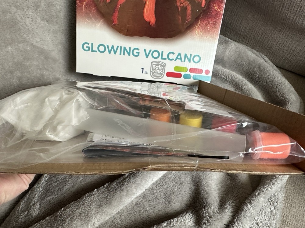 Discovery Glowing Volcano Stem Science Experiment Laboratory Kit Ages 12+