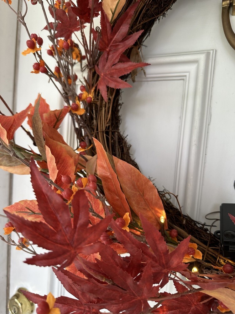 Retired Pottery Barn Fall Lit Maple Leaf Wreath. 16”