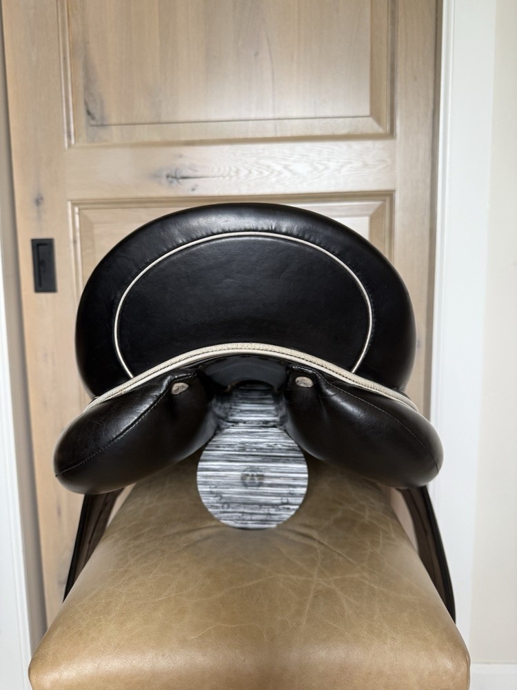 Devoucoux Mendia Dressage Saddle 17.5