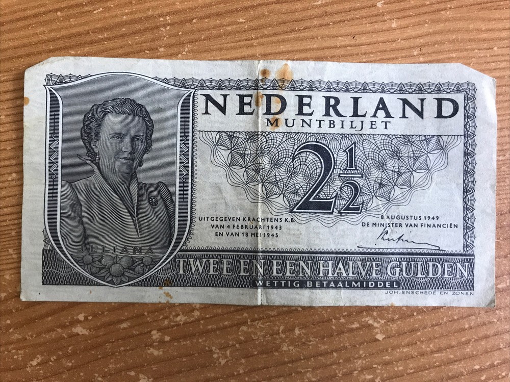 2 X Netherlands Banknotes. 1 & 2 1/2 Gulden. Dated 1949.