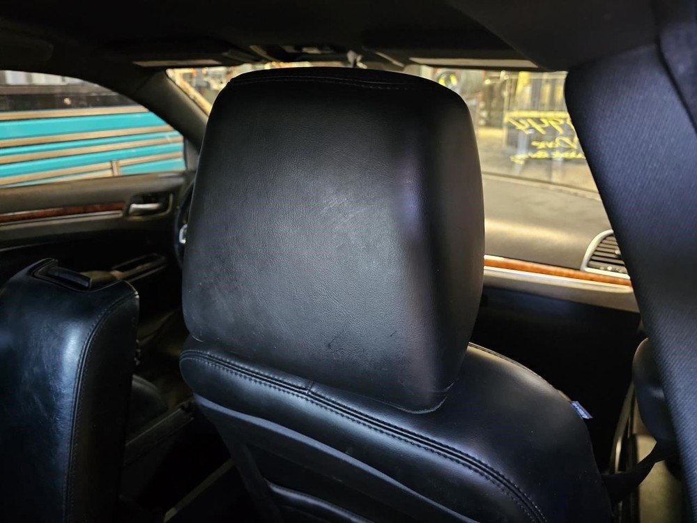 300 2013 Headrest 2393192