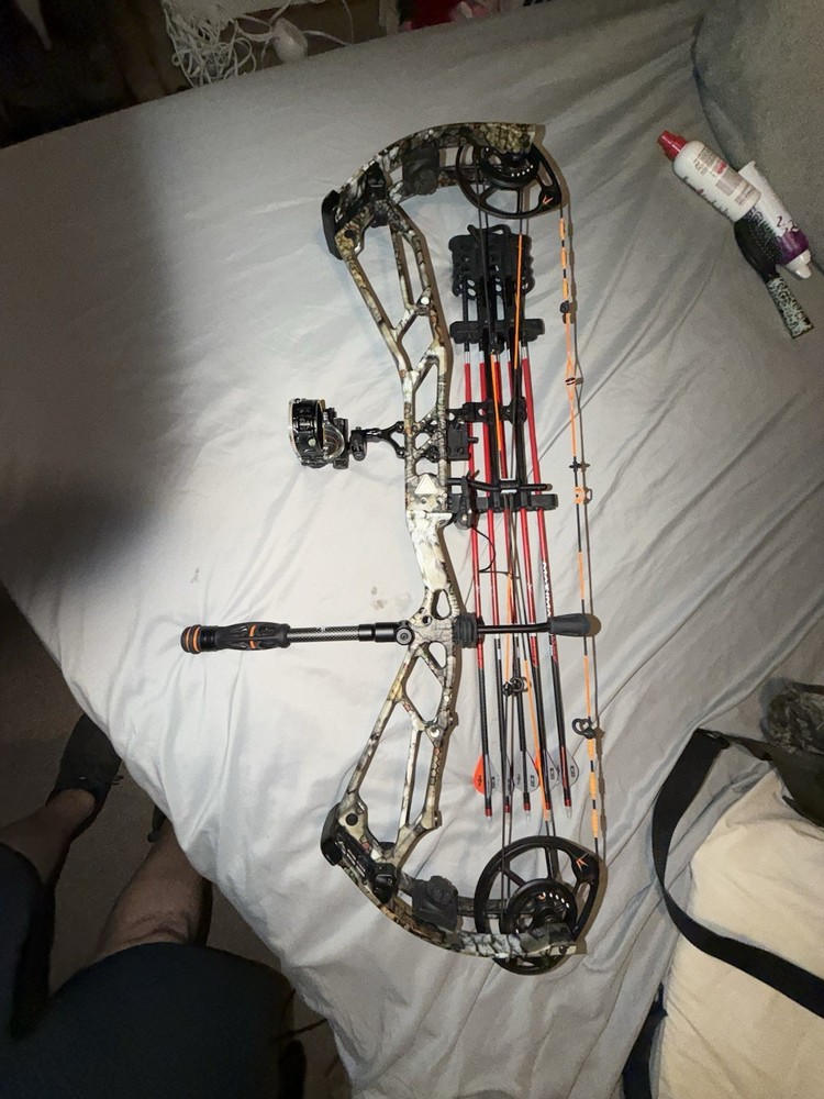 Athens Vista 35 Right Hand Compound Bow Loaded