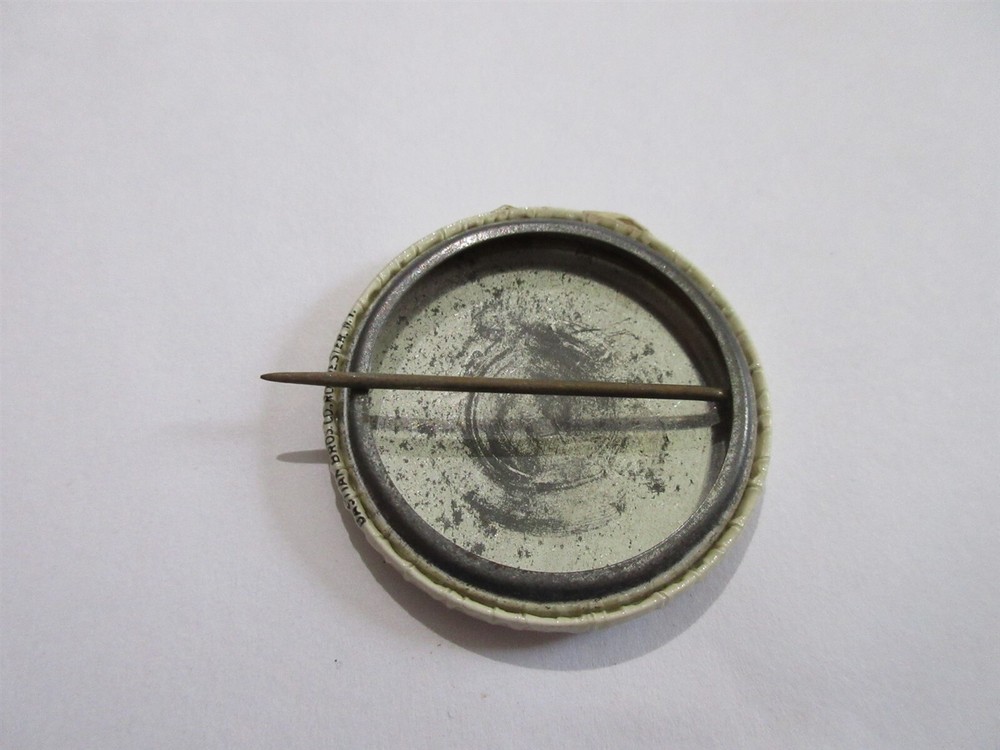 vintage DOWNUNDER button pin 1.5"