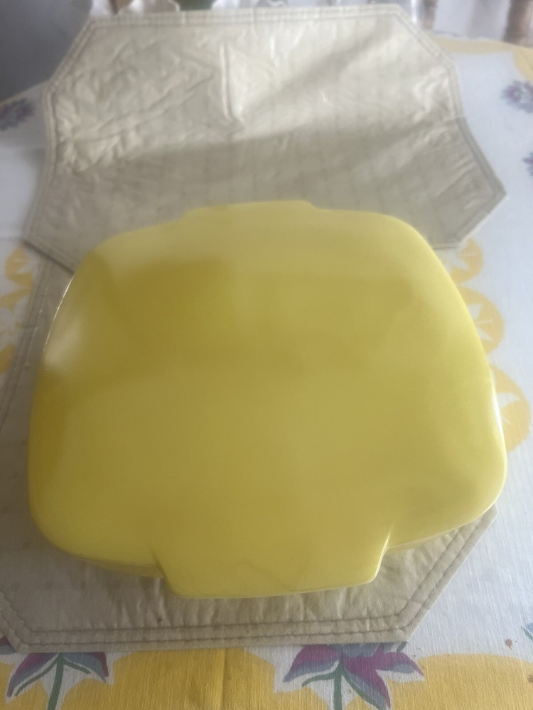 Pyrex Yellow 525-B 2 1/2 Qt Vintage Covered Rounded Square Hostess Casserole