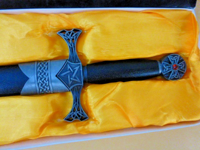 Knotted Celtic Dagger Replica Unsharpened New in Box