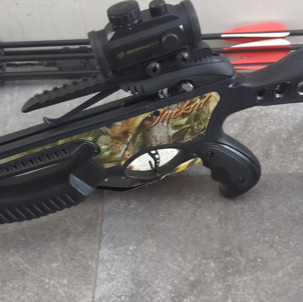 READY TO HUNT Barnett Jackal Compound Crossbow Package w/ Case