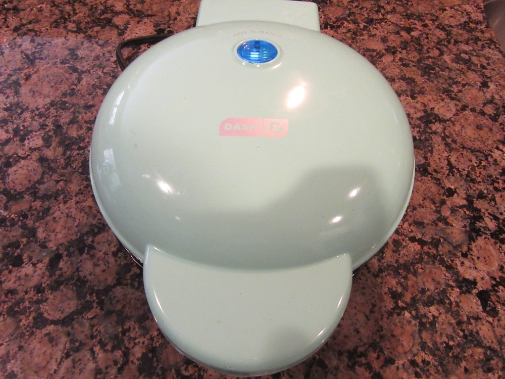 Dash Donut Doughnut Griddle 8 Inch Diameter Cook Surface Super Clean See Video!