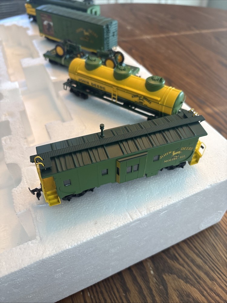 Athern John Deere Model "B" Express HO scale train set