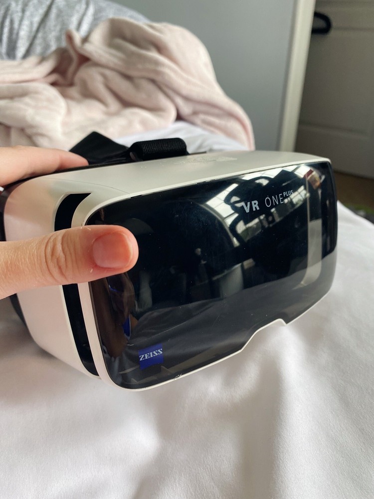 Zeiss VR One Plus virtual reality headset Missing Strap but Good Condition Used