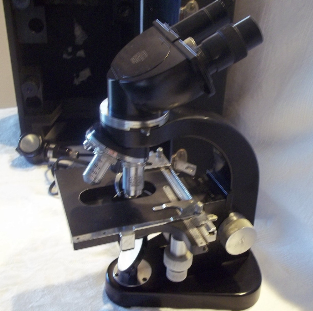 ERNST LEITZ WETZLAR Binocular Microscope W/ 4 Objectives / Case /Light 583144