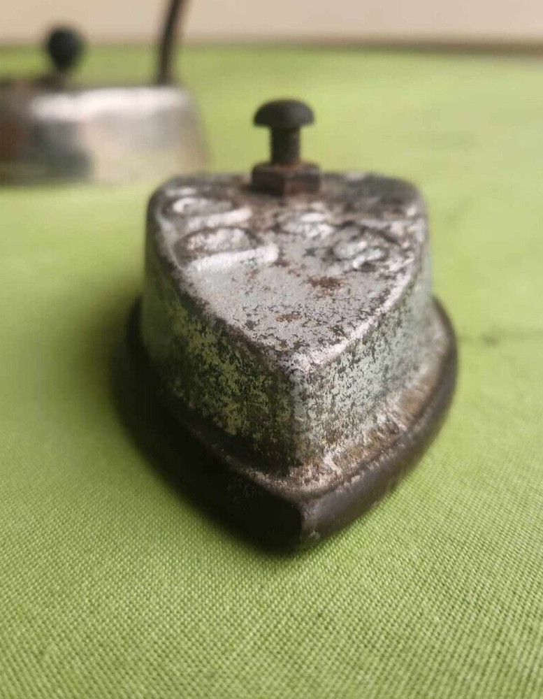 Small Dover Sad Iron. No. 822