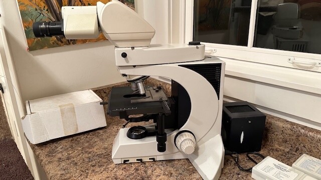 Leica Microscope DMLB W/ two objectives