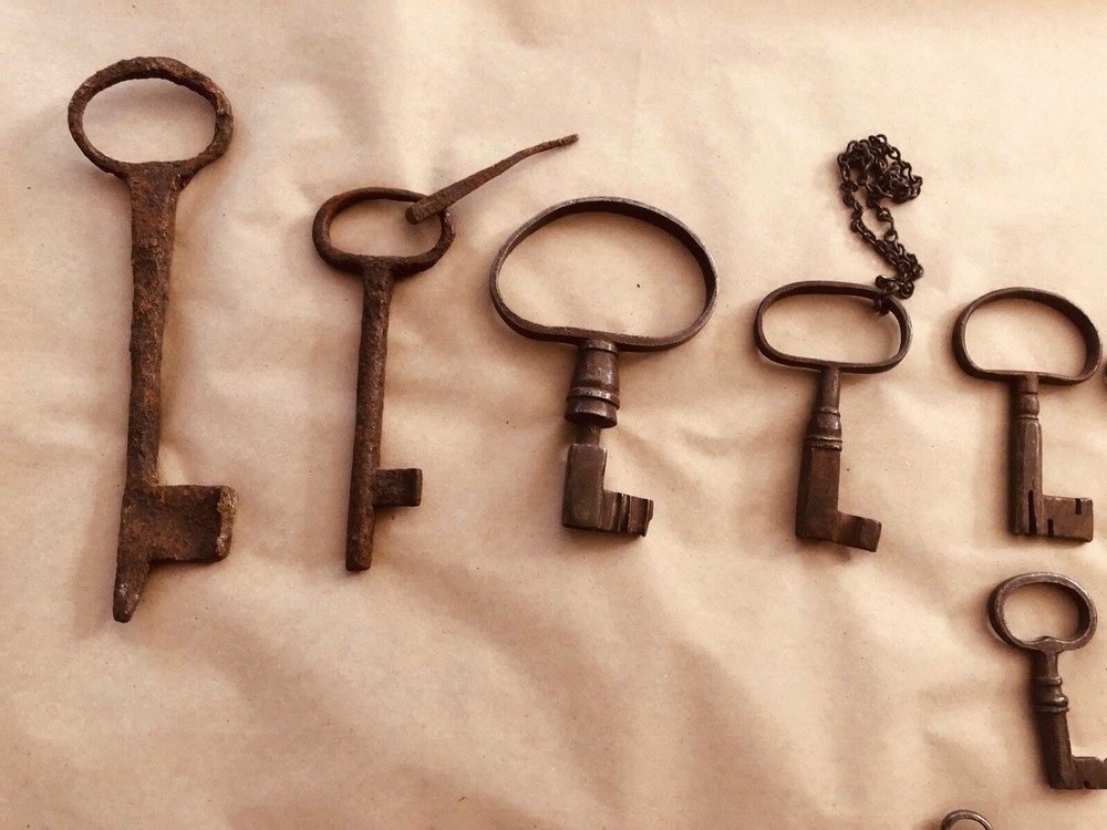 Keys, iron fitting and lock collection.