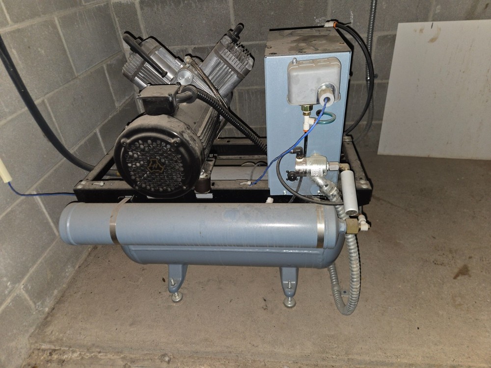 AIR TECHNIQUES model AS21 Dental air compressor 115v