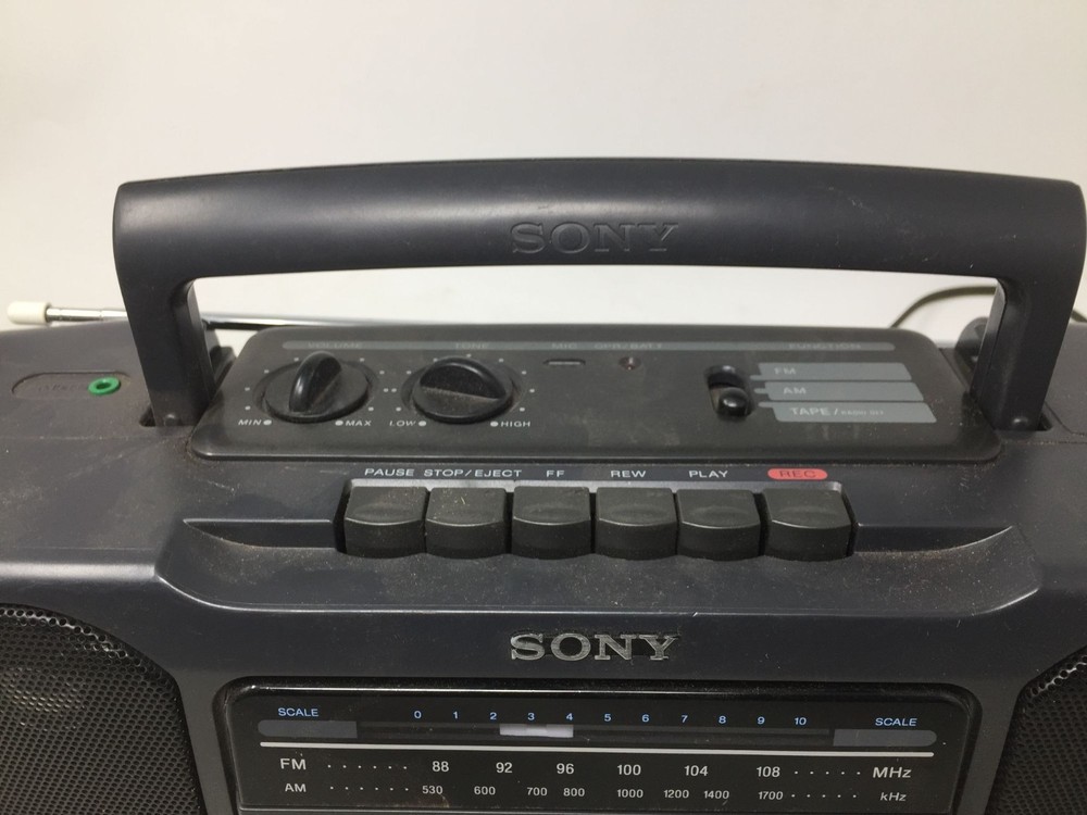 SONY 2 Way Speaker System Radio cassette corder - Powers on/Works!