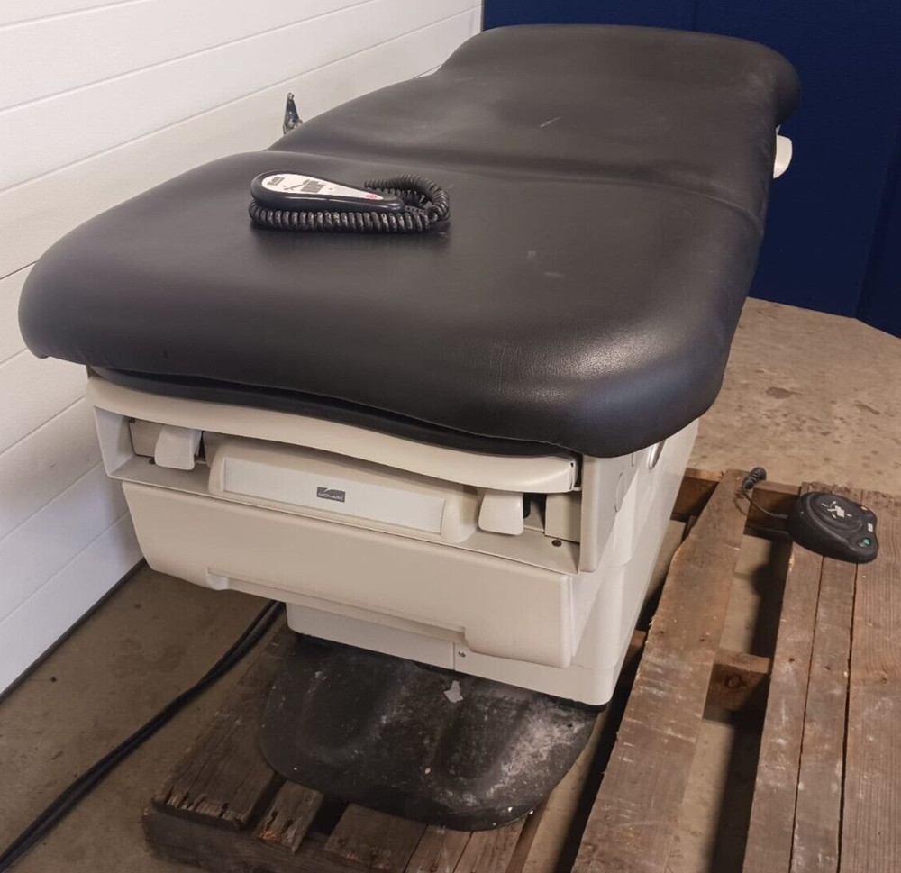 Midmark Exam Table 623-007 w/ Foot Switch & Handheld Controller