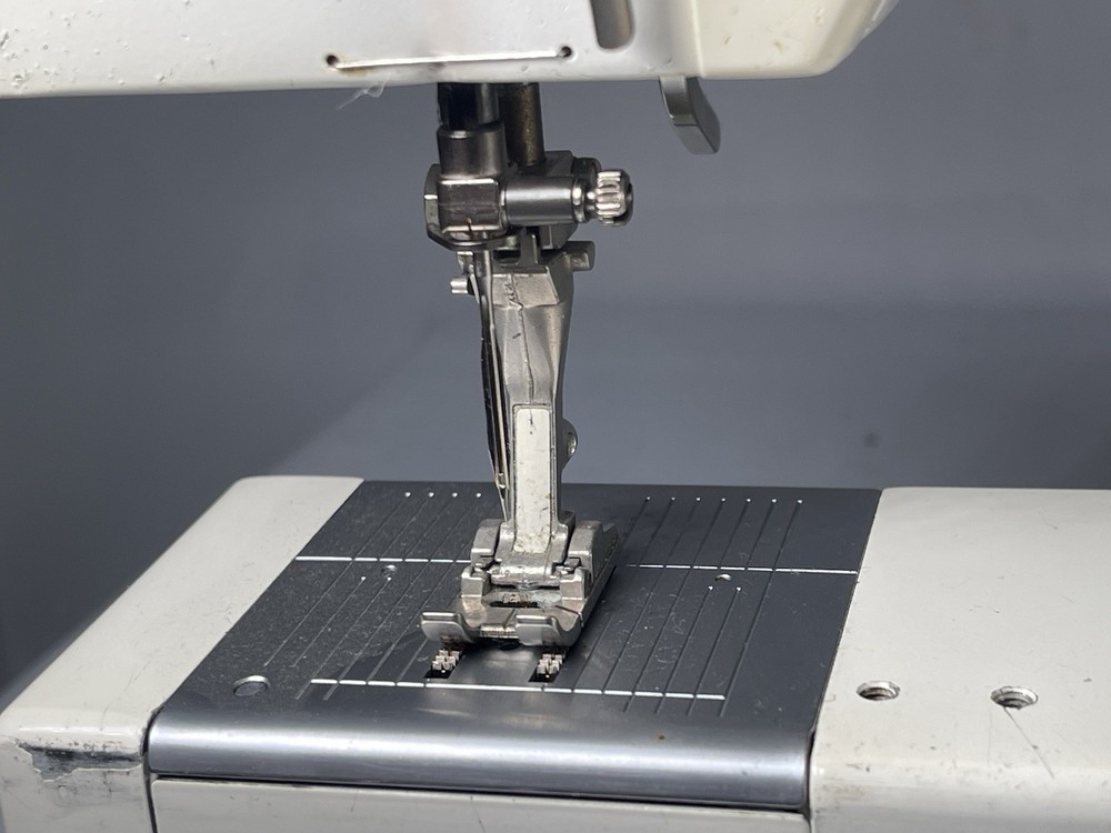 Bernina 1260 Sewing Machine READ