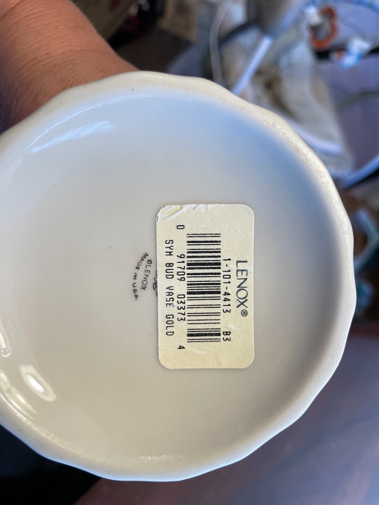 LENOX BUD VASE CREAM/ COLD 9 1/4"