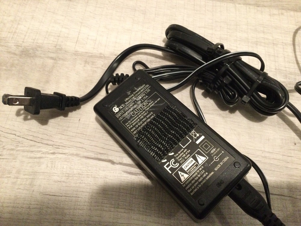 Behringer HA400 Micro Amp Ultra-Compact 4-Channel Stereo Headphone Amp Powers On