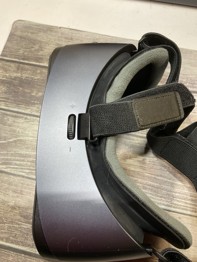 Samsung SM-R324 Gear VR W/Controller Powered by Oculus