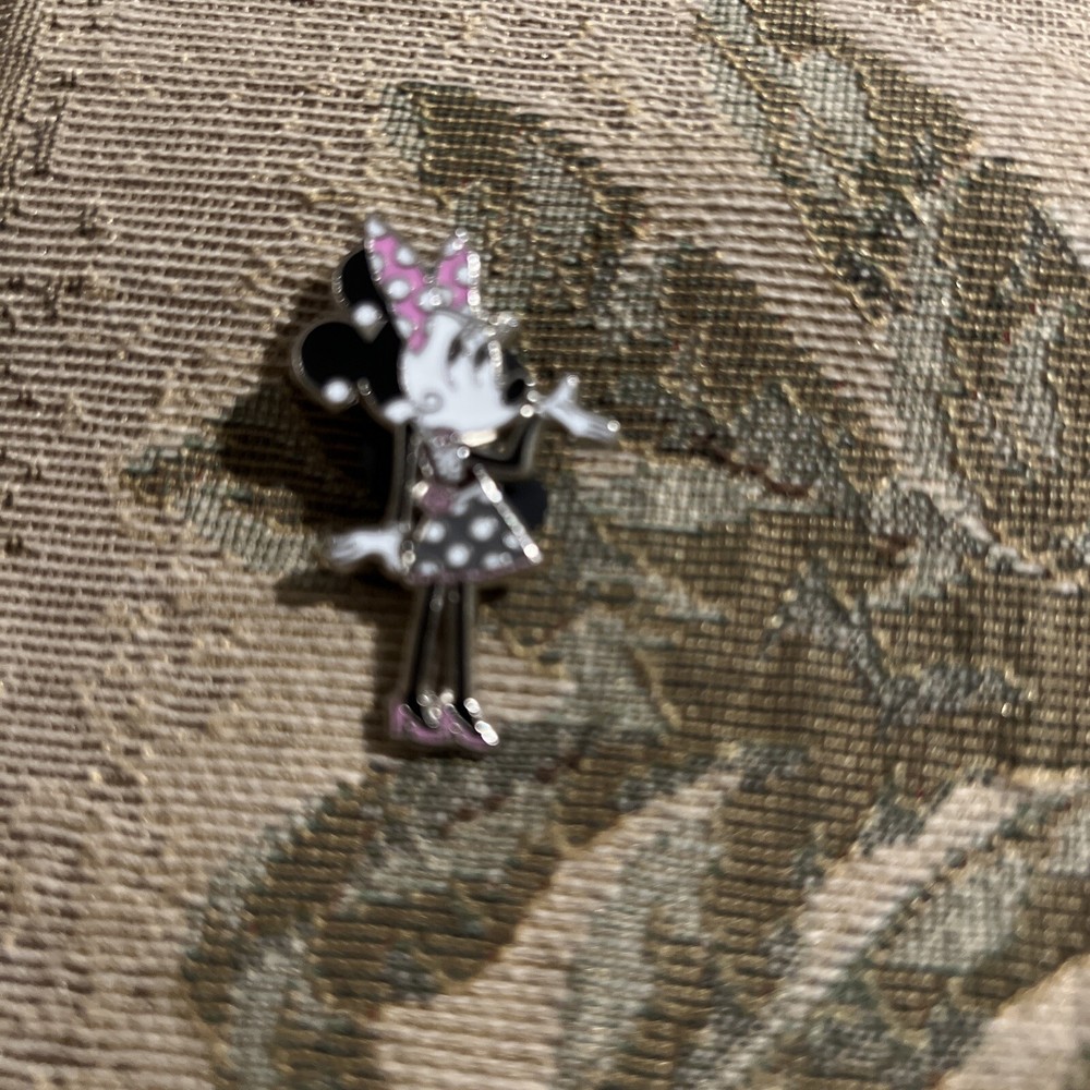 Disney Pin Minnie Mouse Standing greeting