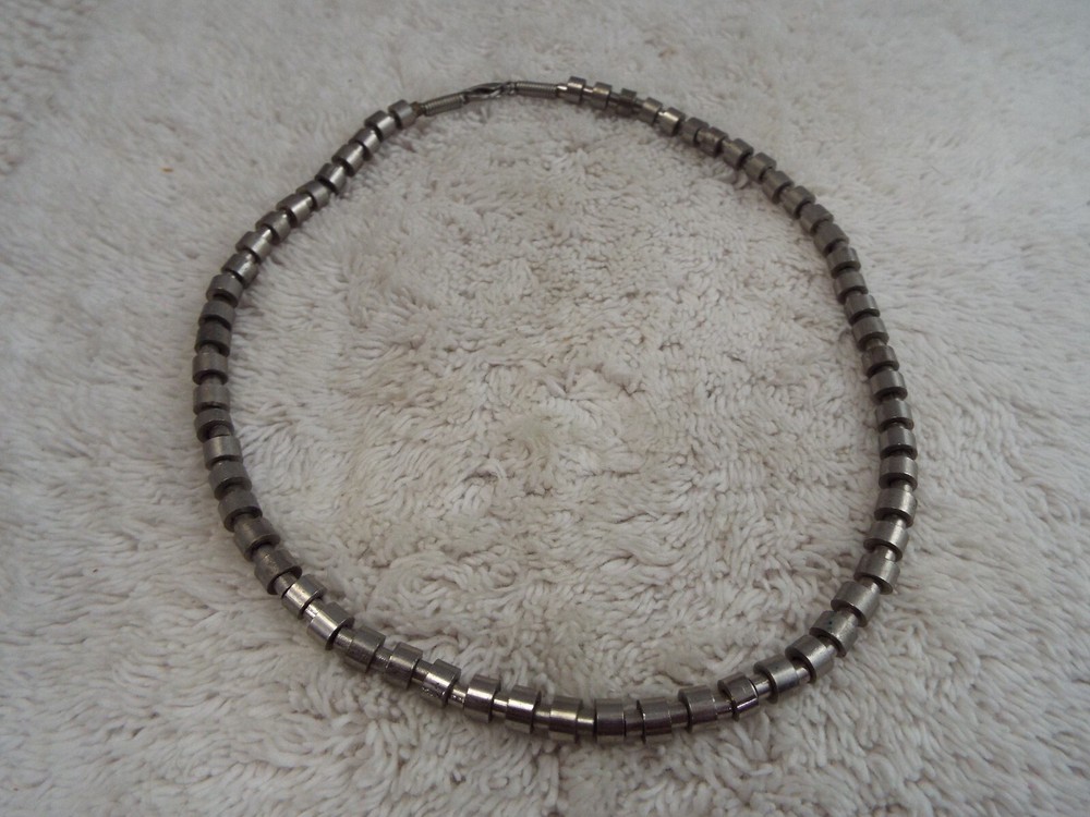 Silvertone Metal Bead Necklace (C64)