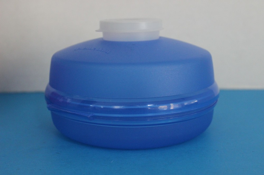 Tupperware BLUE Round SANDWICH Bagel KEEPER includes fitted condiment Smidget