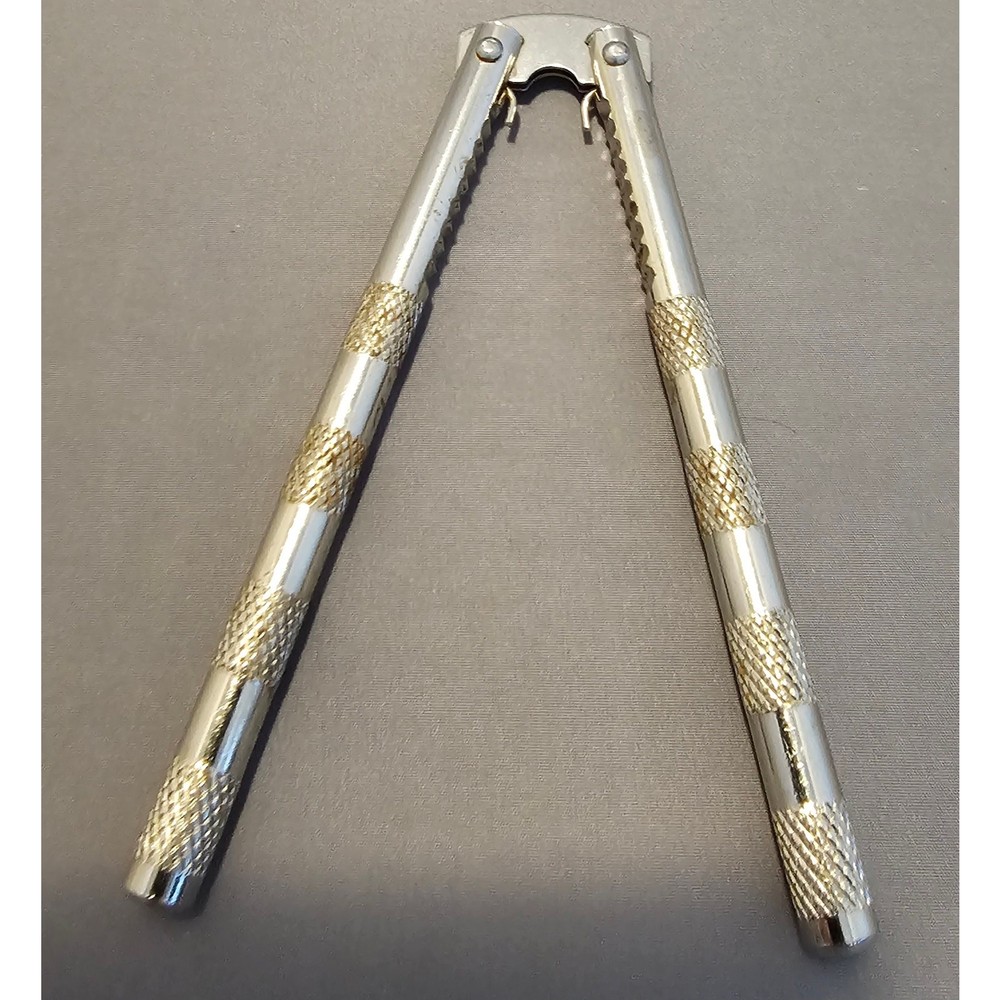 Vintage 4-1/2" Nut Cracker/Sheller - used