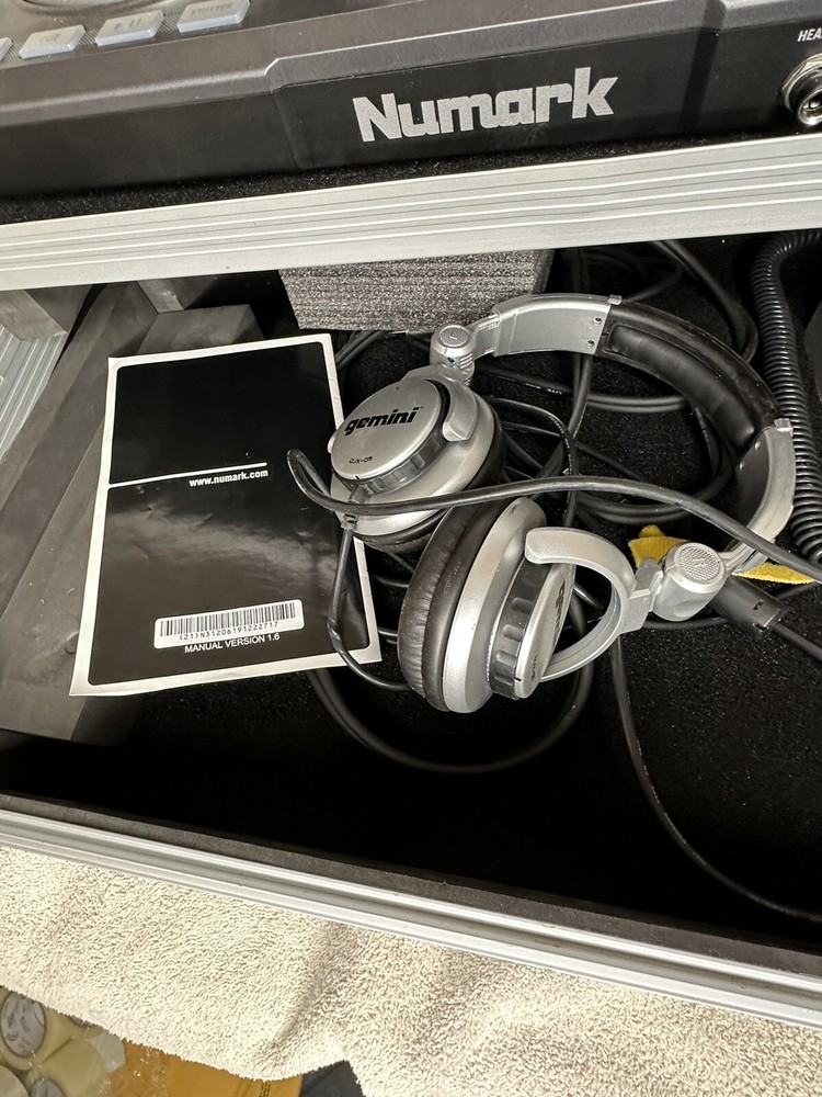 Numark Mixtrack Pro Standalone Streaming DJ Controller With Case