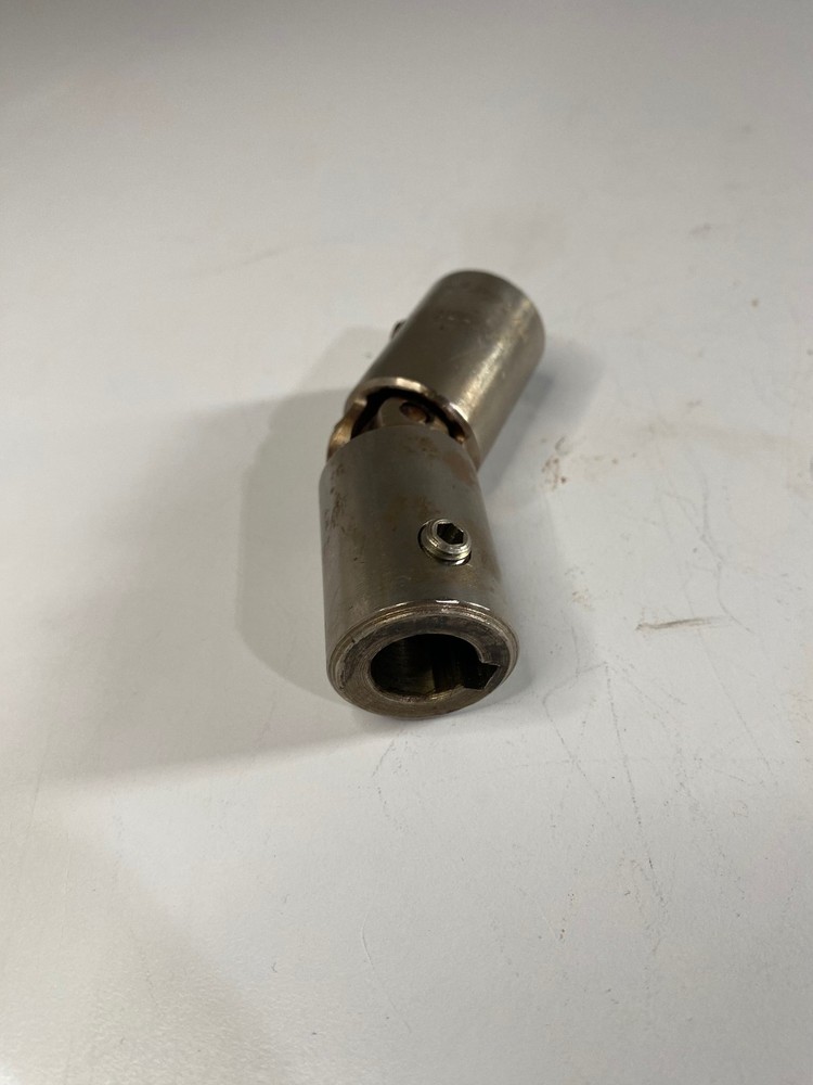 ONE (1) Universal U - Joint Coupler BL-131 1/2" Bore (USED)