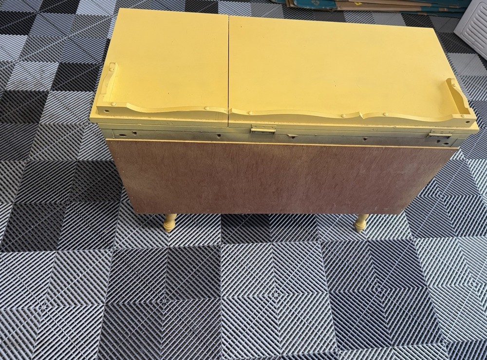 Open-Lid Trunk Designed as a Dresser