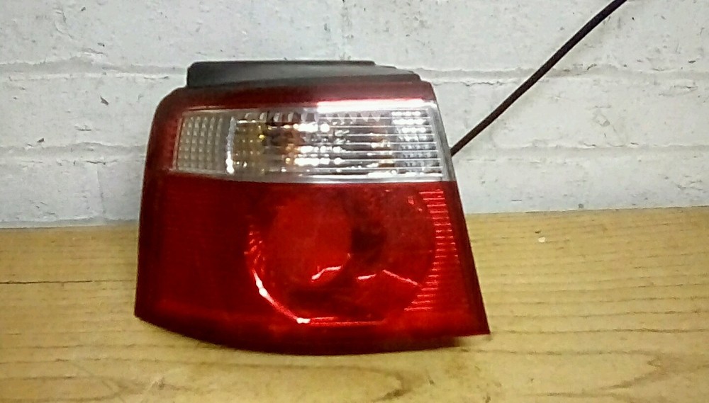 Kia Carens (06) Passengers Left Rear Light.