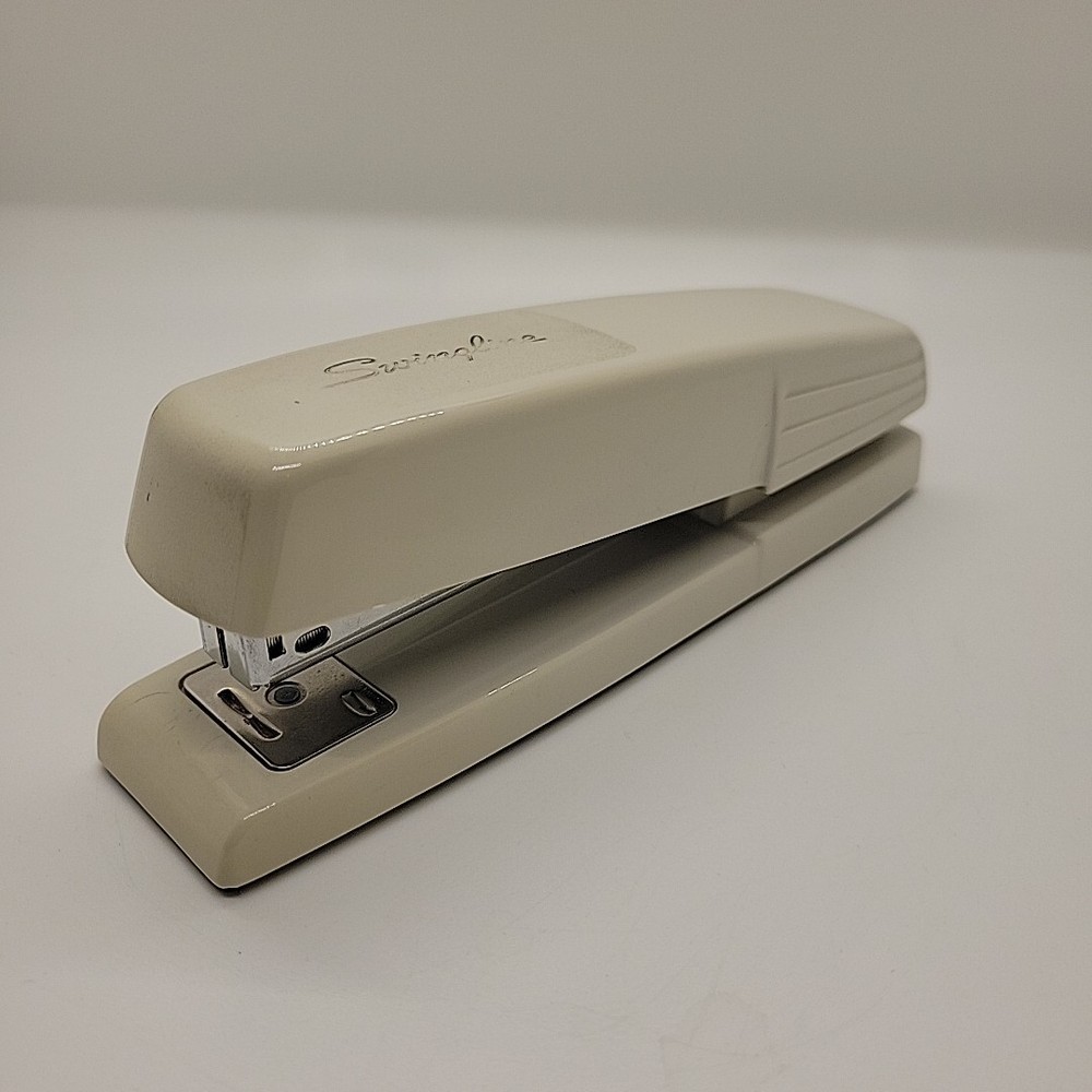 Swingline Model 545 Alabaster Desk Stapler Light Duty Office