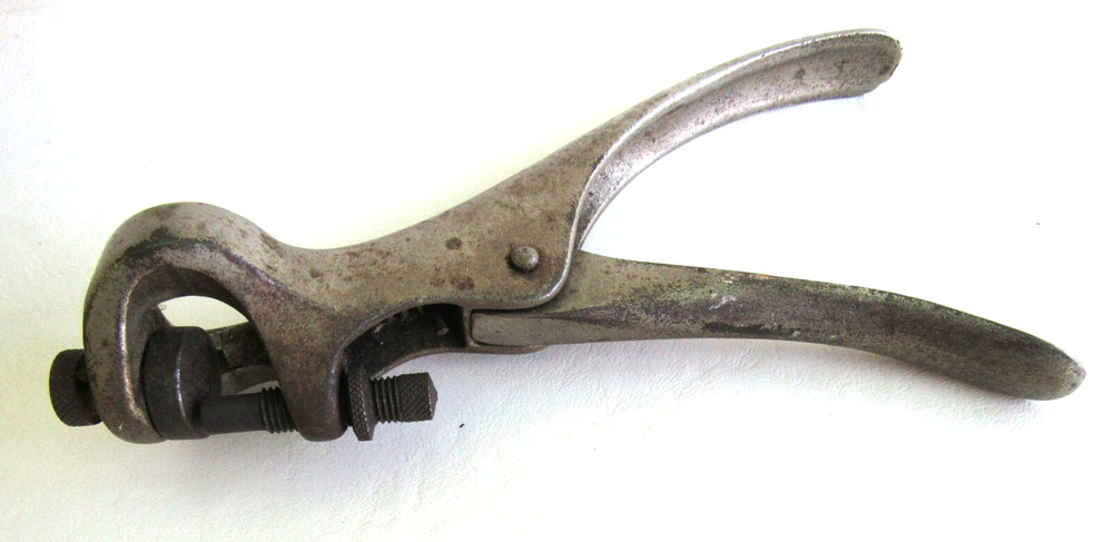 Vintage MERIT TOOL Sawset. 7 Inches Long.
