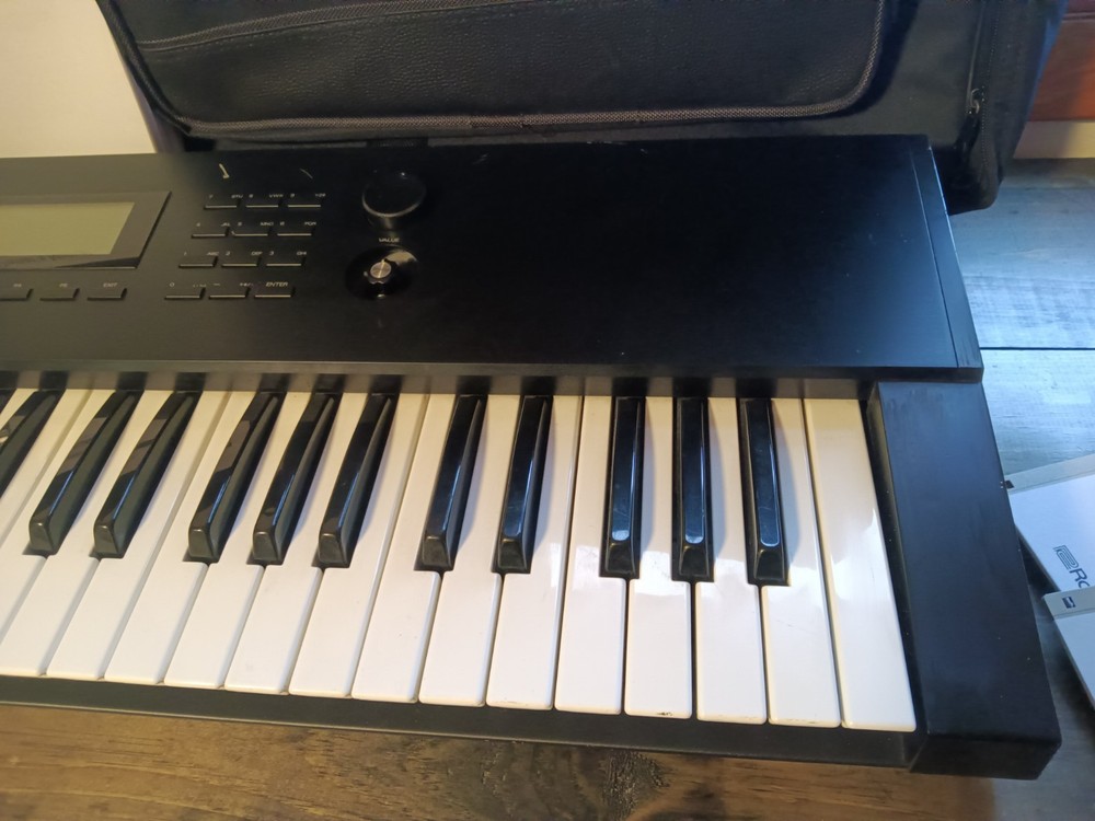 Roland W-30 Workstation Keyboard Piano Synth Sampler Sequencer W Case & Discs 🎹