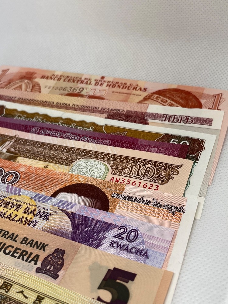 20 Different Banknotes from Around the World / Uncirculated, UNC. / 18 different countries