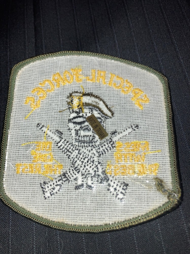 SPECIAL FORCES MACHINE GUNS AND SKULL PATCH