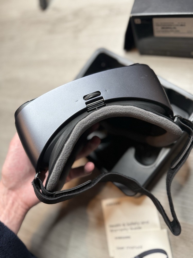 Samsung Gear VR SM-R325 With Controller