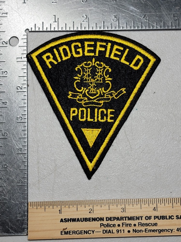 Bin1 B18 Police patch patches Massachusetts Ridgefield