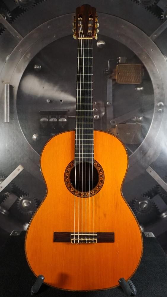 F. Himenes Modelo 300 Japan Classical Guitar w/ Chipboard Case
